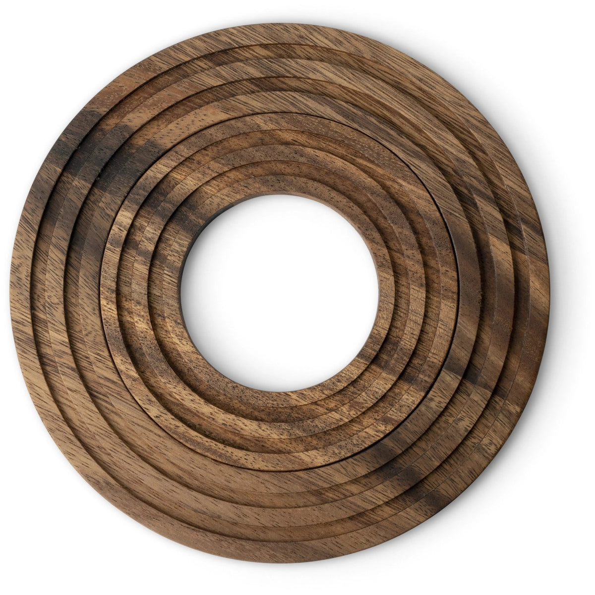 Zwei runde Untersetzer aus Akazienholz in Braun, ineinander verschachtelt, mit eingefrästen Rillen, Durchmesser 21 cm, Höhe 1.5 cm.