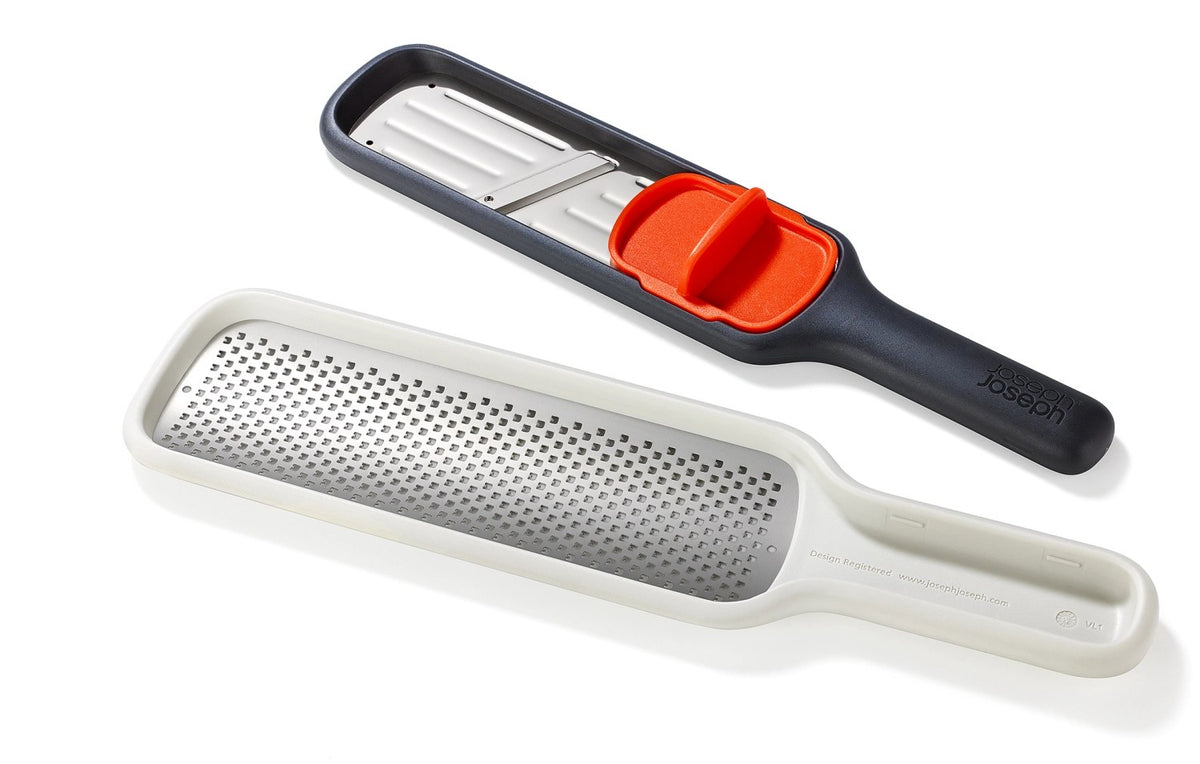 Graues Joseph Joseph Nest Slice & Zest Set aus Mini-Mandoline und Zestenreibe mit Stachelhalter und Schutzhülle, kompakt zusammengeklipst