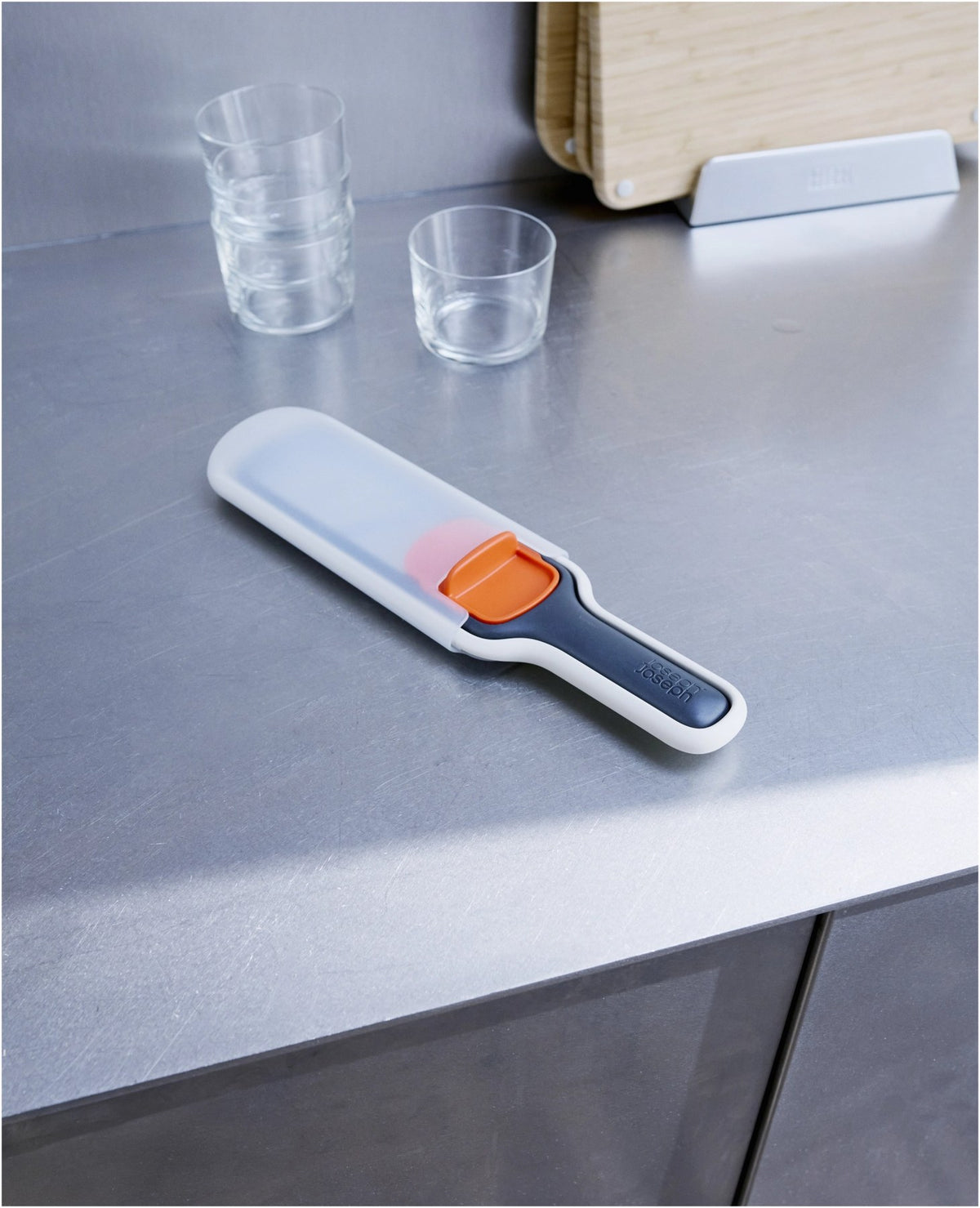 Graues Joseph Joseph Nest Slice & Zest Set aus Mini-Mandoline und Zestenreibe mit Stachelhalter und Schutzhülle, kompakt zusammengeklipst