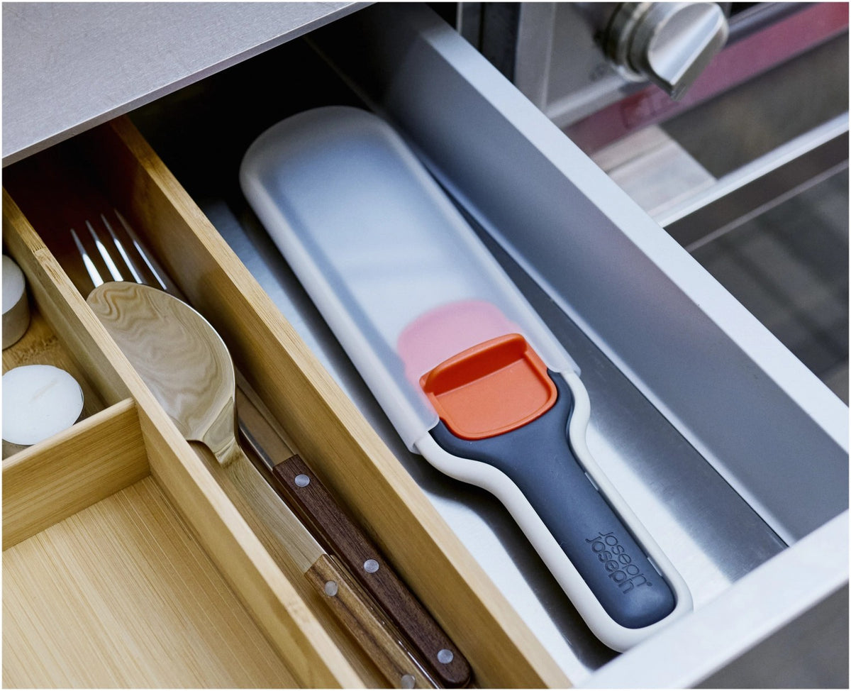 Graues Joseph Joseph Nest Slice & Zest Set aus Mini-Mandoline und Zestenreibe mit Stachelhalter und Schutzhülle, kompakt zusammengeklipst