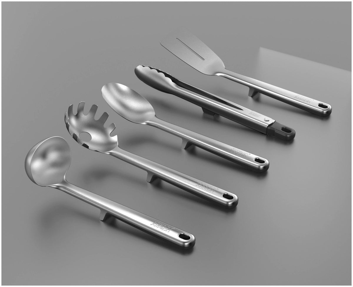 5-teiliges Utensilienhalter-Set aus Edelstahl in Silber: Kochlöffel, Schlitzwender, Spaghettizange, Schöpfkelle, Grillzange auf drehbarem Karussell.
