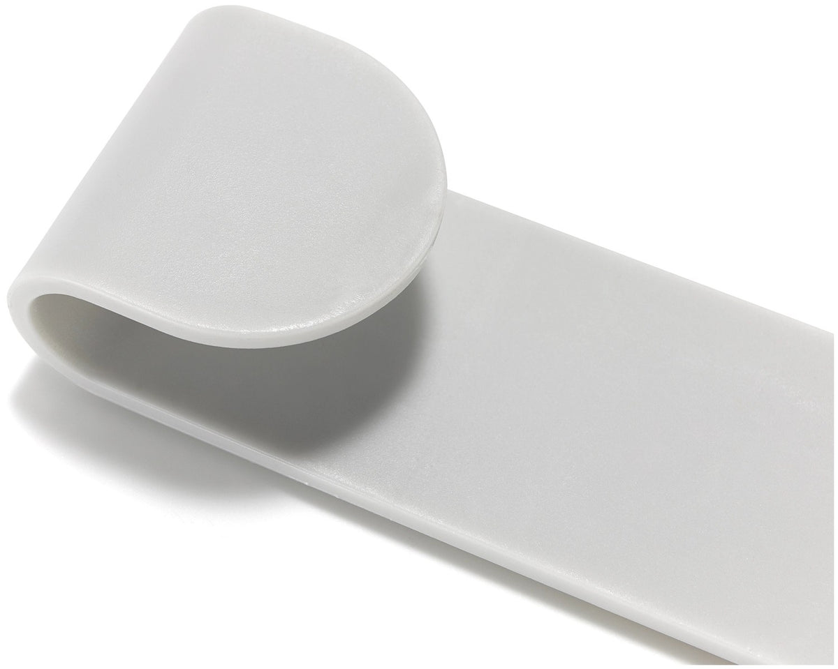 Drei graue Deckelhalter aus Kunststoff mit V-förmigem Design, montiert an einer Schranktür-Innenseite mittels Klebeband.
