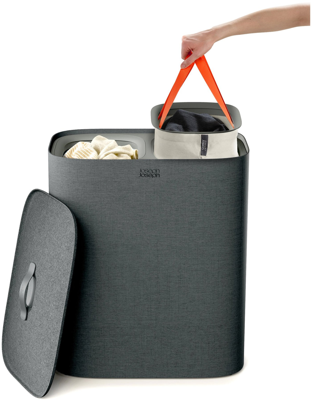 Grauer Wäschetrennkorb Tota Twin von Joseph Joseph mit zwei herausnehmbaren Stofftaschen à 45 Liter und Deckel mit Filzoberfläche.