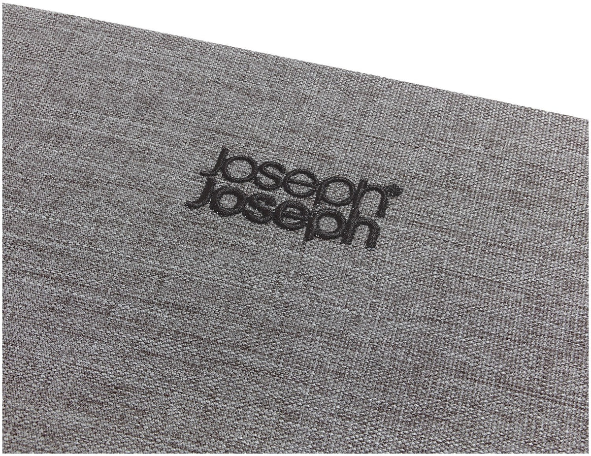 Grauer Wäschetrennkorb Tota One 60l von Joseph Joseph mit seitlichem Filzdeckel und herausnehmbarer Tragetasche für die Wäsche.