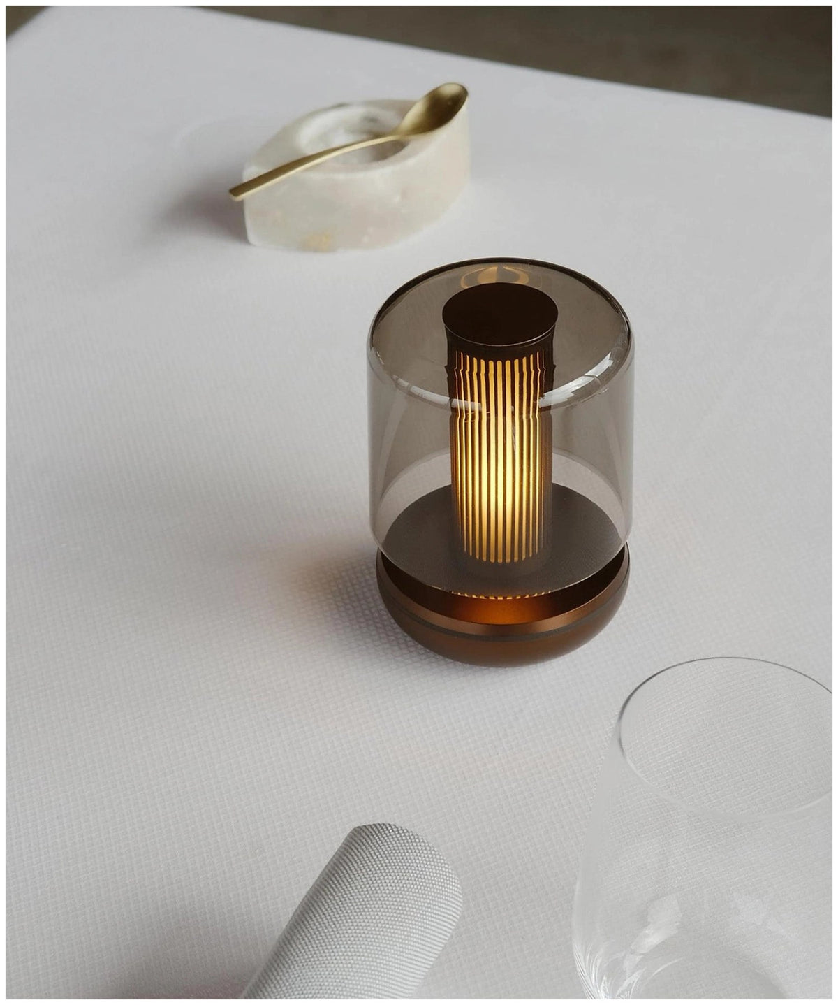 Zylindrische Tischleuchte Firefly aus rauchfarbenem Glas mit gerippter Innensäule, Farbe Kupfer, kompaktes Design von Humble Light.