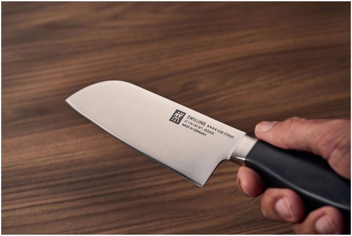 Zwilling Santoku-Messer mit 16 cm Klinge aus Sonderschmelze-Stahl und ergonomischem schwarzem Kunststoffgriff, fugenloser Übergang zur Klinge.
