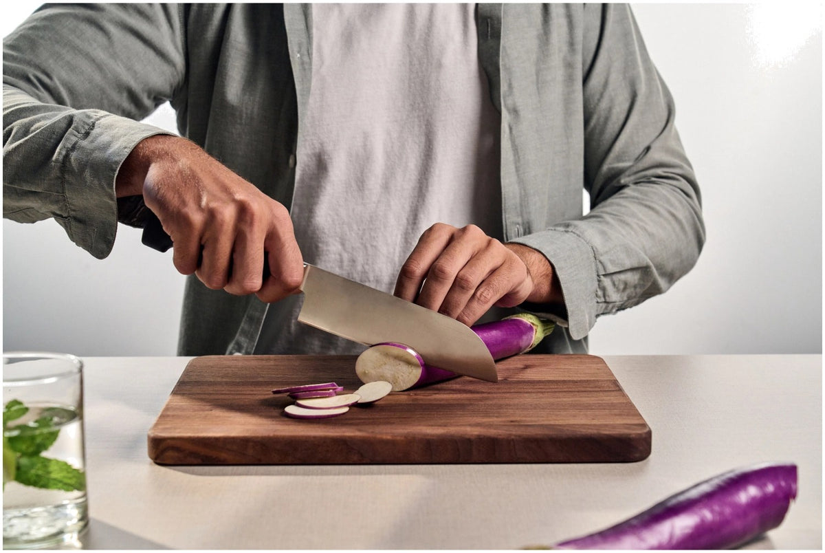 Zwilling Santoku-Messer mit 16 cm Klinge aus Sonderschmelze-Stahl und ergonomischem schwarzem Kunststoffgriff, fugenloser Übergang zur Klinge.
