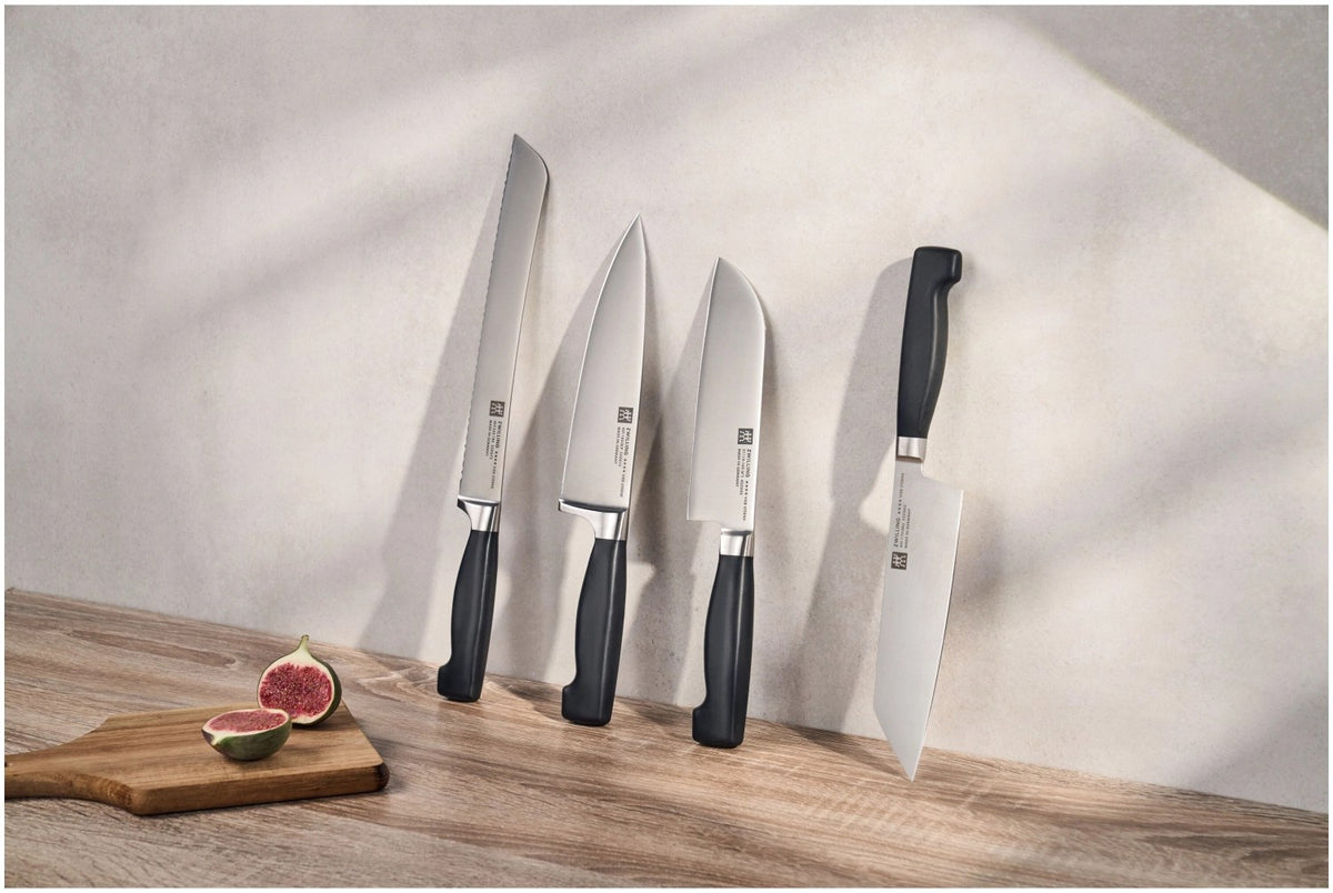 Schwarzes Kochmesser mit 18 cm langer, geschwungener Klinge aus Stahl und ergonomischem Kunststoffgriff von Zwilling, fugenloser Übergang zur Klinge.