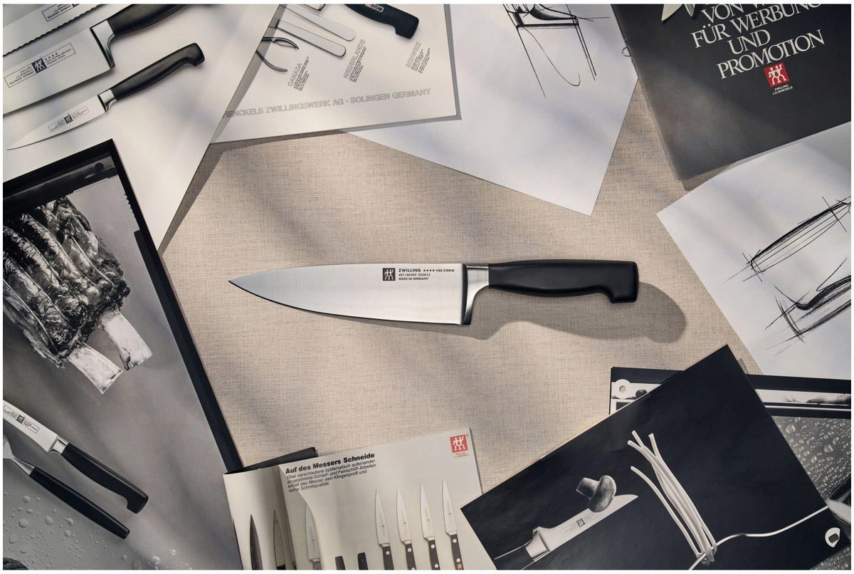 Schwarzes Kochmesser mit 18 cm langer, geschwungener Klinge aus Stahl und ergonomischem Kunststoffgriff von Zwilling, fugenloser Übergang zur Klinge.