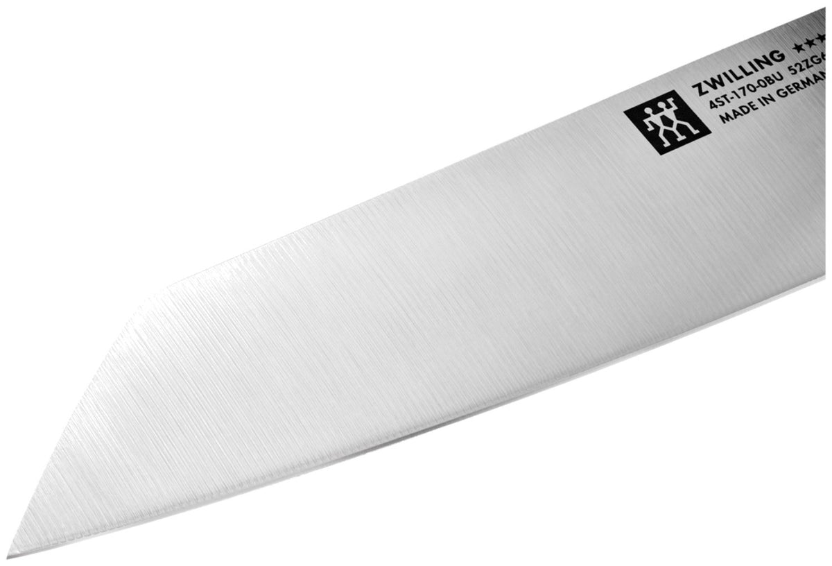 Zwilling Bunka Messer 17cm aus Chromstahl mit gerader Klinge, markanter Spitze und ergonomischem Griff auf neutralem Hintergrund.