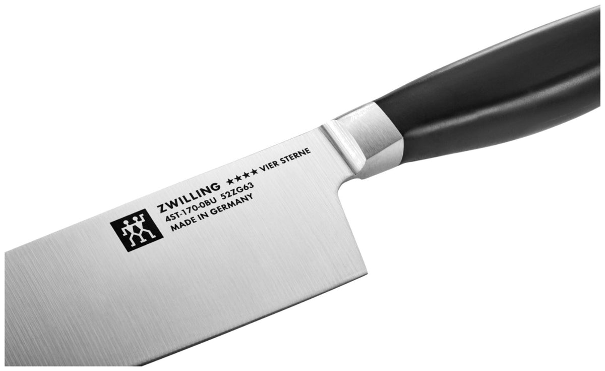 Zwilling Bunka Messer 17cm aus Chromstahl mit gerader Klinge, markanter Spitze und ergonomischem Griff auf neutralem Hintergrund.