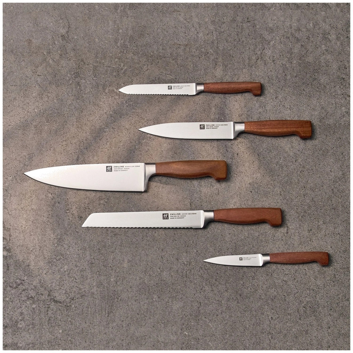 Zwilling Vier Sterne Wood Schälmesser 10 cm in Braun mit Kotibé-Holzgriff und schmaler, kurzer Klinge, freigestellt fotografiert.