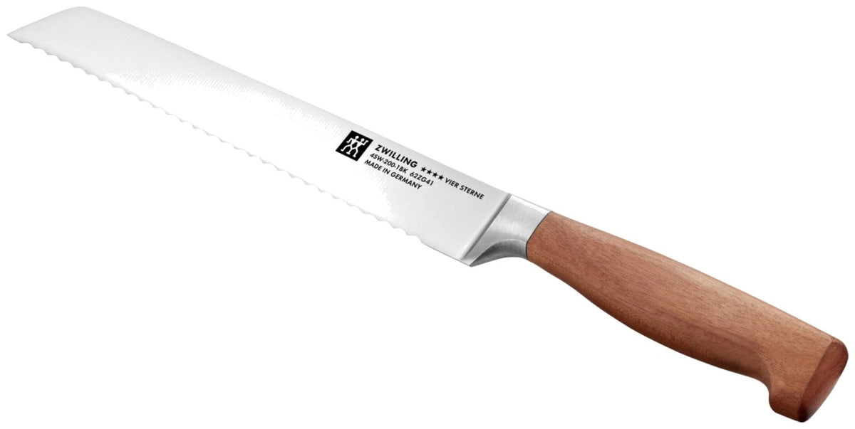 Zwilling Vier Sterne Brotmesser mit braunem Kotibé-Holzgriff und schmaler Stahlklinge, Gesamtlänge 20 Zentimeter, freigestellt fotografiert.