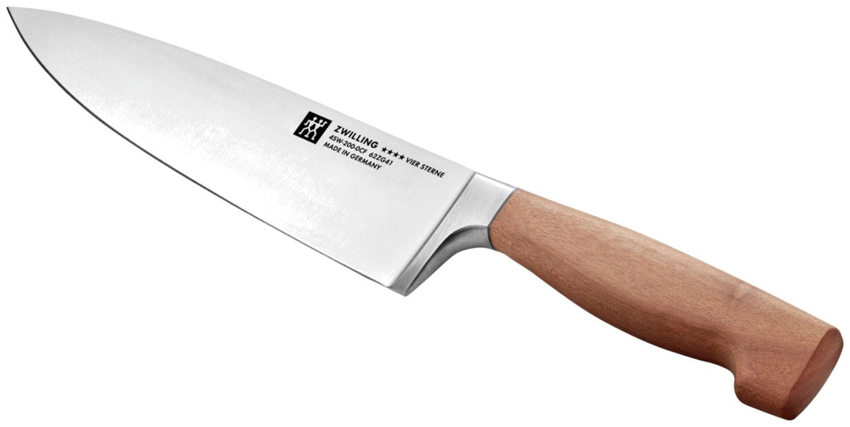 Kochmesser Zwilling Vier Sterne Wood mit brauner Klinge, geschwungener Form und Griff aus Kotibé-Holz, 20cm Klingenlänge, Ansicht von der Seite.
