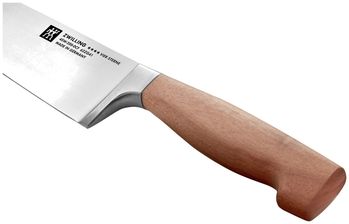 Kochmesser Zwilling Vier Sterne Wood mit brauner Klinge, geschwungener Form und Griff aus Kotibé-Holz, 20cm Klingenlänge, Ansicht von der Seite.