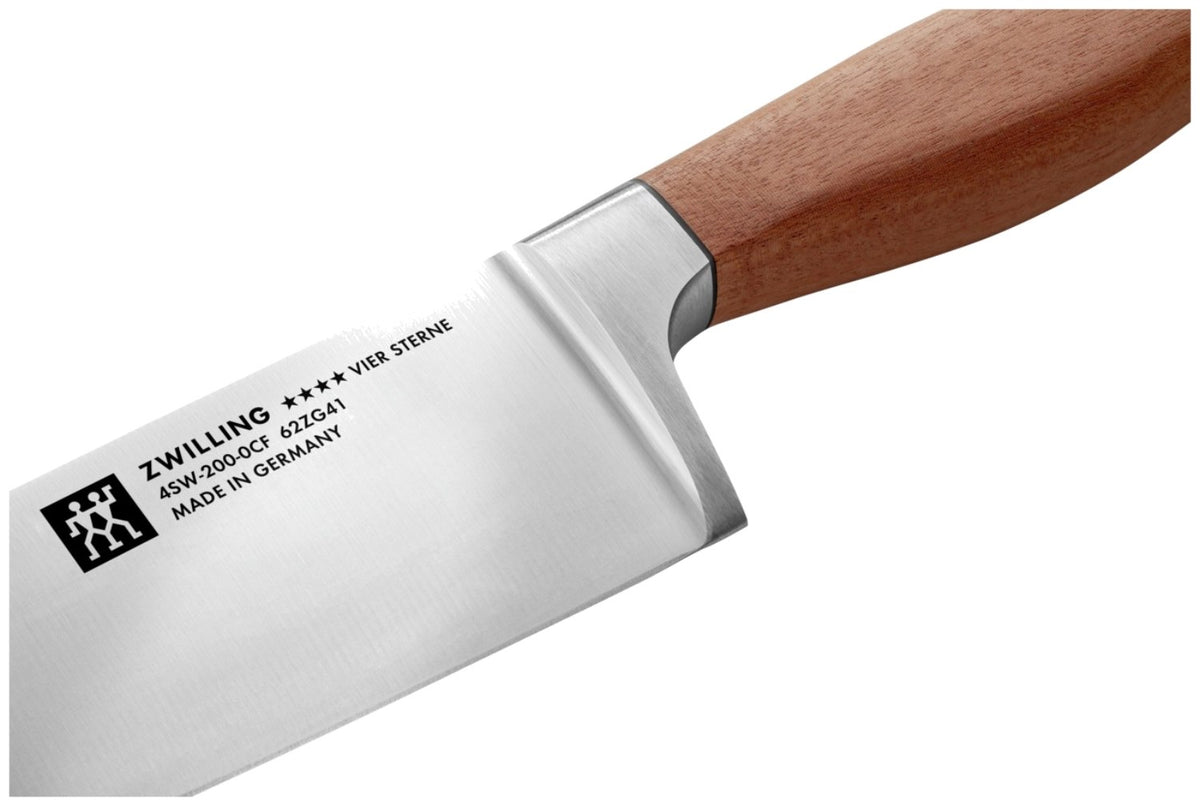 Kochmesser Zwilling Vier Sterne Wood mit brauner Klinge, geschwungener Form und Griff aus Kotibé-Holz, 20cm Klingenlänge, Ansicht von der Seite.