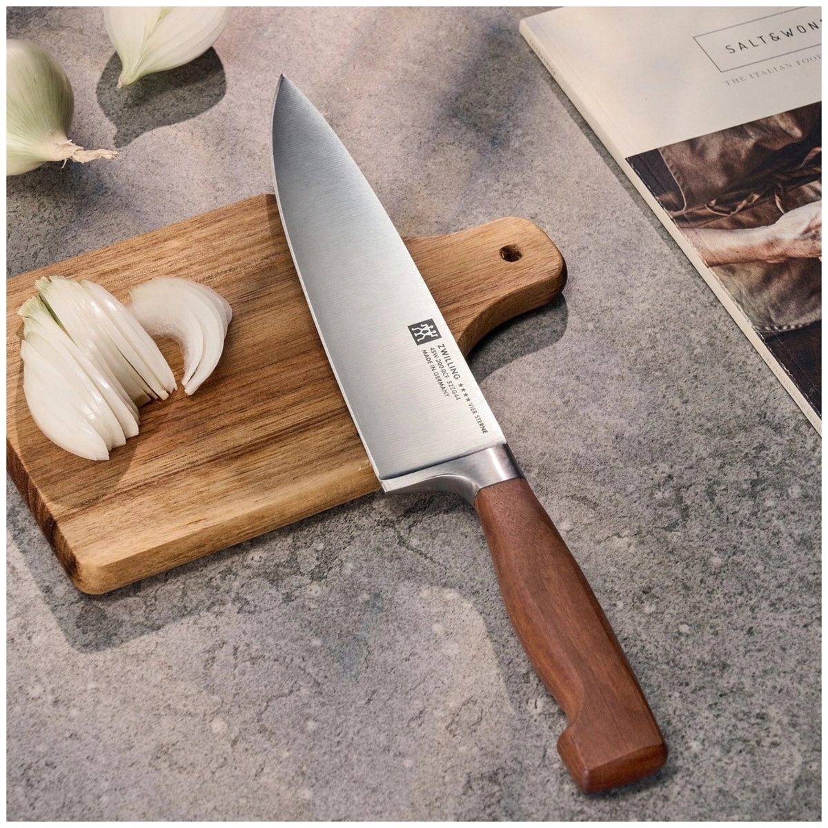 Kochmesser Zwilling Vier Sterne Wood mit brauner Klinge, geschwungener Form und Griff aus Kotibé-Holz, 20cm Klingenlänge, Ansicht von der Seite.