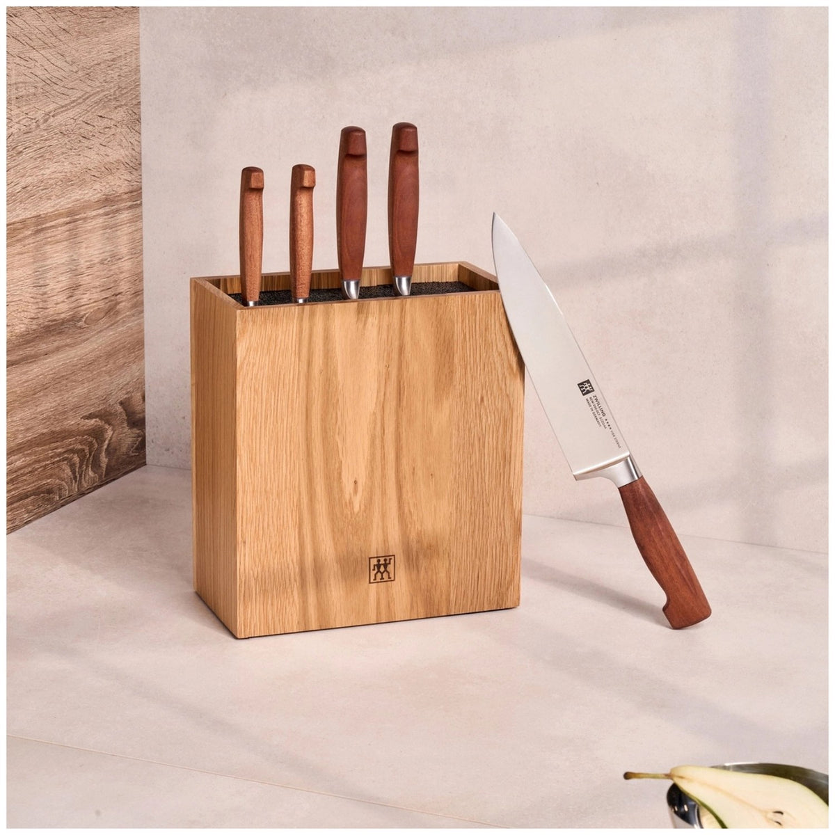 Messerblock aus Eiche mit sechs Zwilling Küchenmessern, Griffen aus Kotibé-Holz und flexiblem Kunststoff-Borsteneinsatz, Farbe braun.