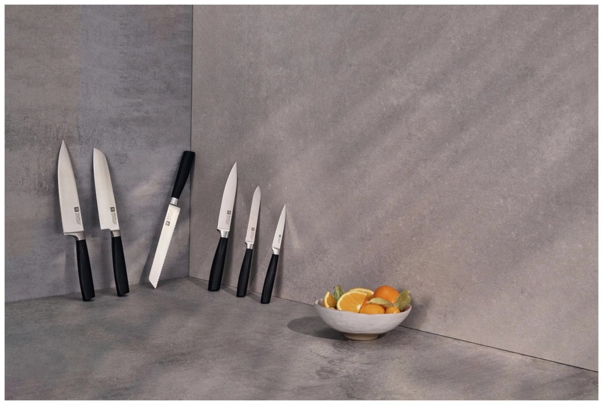 Foto des Zwilling Crave Santoku 18cm Küchenmessers mit mehrfarbigem Design, eisgehärteter Klinge und ergonomisch geformtem Griff, freigestellt auf hellem Hintergrund.