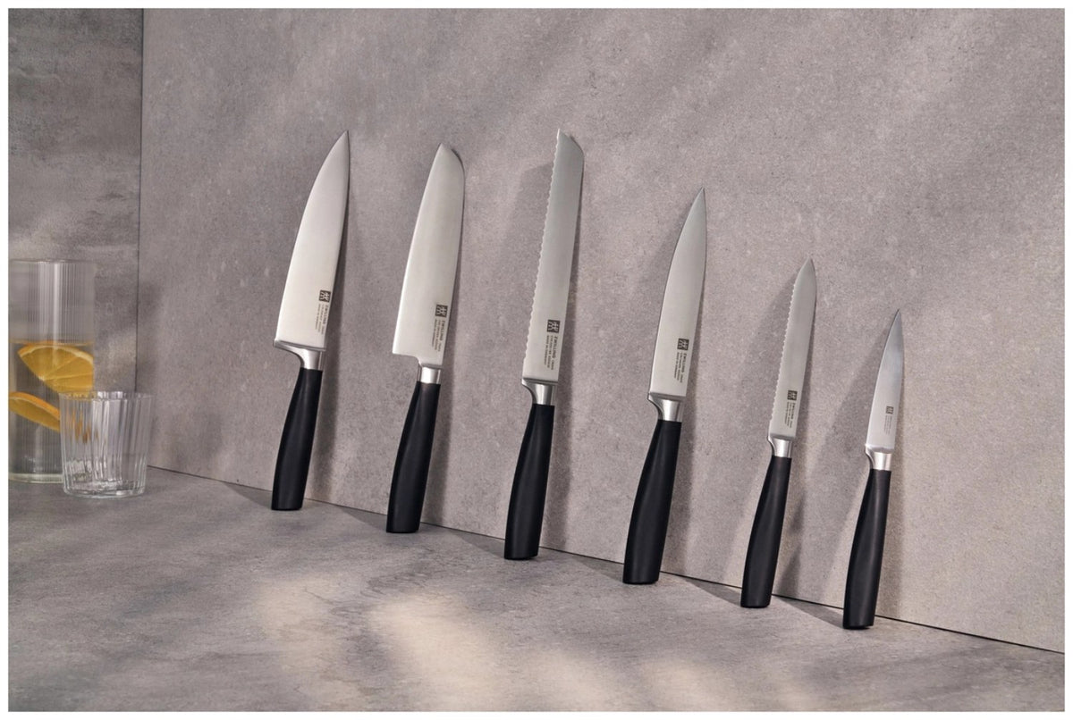 Foto des Zwilling Crave Santoku 18cm Küchenmessers mit mehrfarbigem Design, eisgehärteter Klinge und ergonomisch geformtem Griff, freigestellt auf hellem Hintergrund.