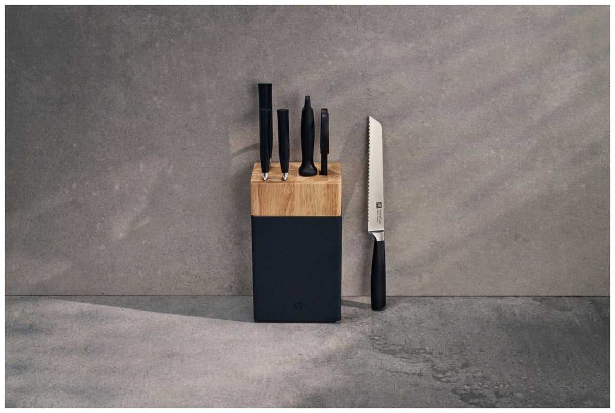 Foto eines 7-teiligen Zwilling Crave Messerblocks aus Birkenholz in Schwarz mit vier Küchenmessern, Wetzstahl und Vielzweckschere.
