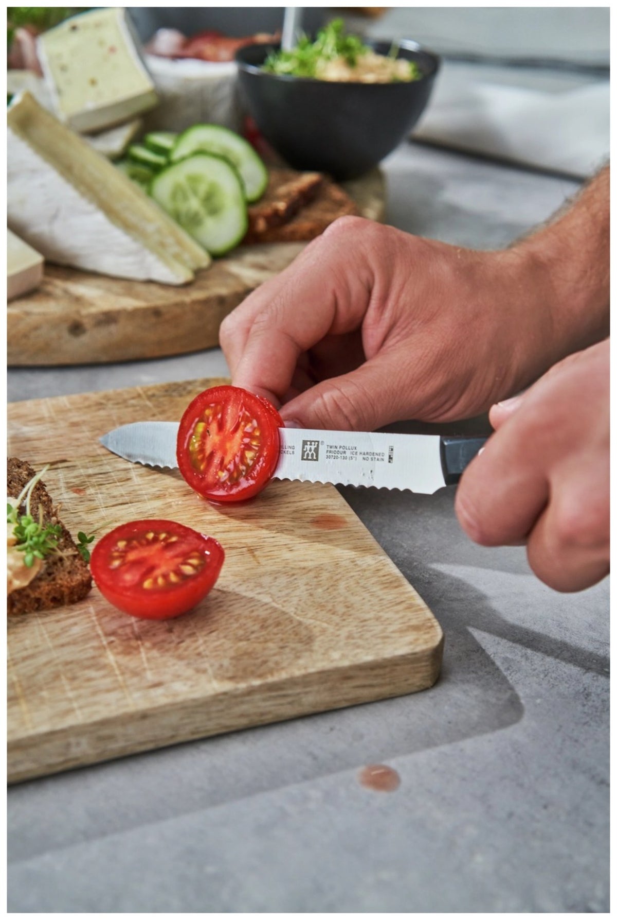 Zwilling Signature Universalmesser 13cm aus Edelstahl mit eisgehärteter FRIODUR Klinge und Griff im Drei-Nieten-Design, freigestellt fotografiert.