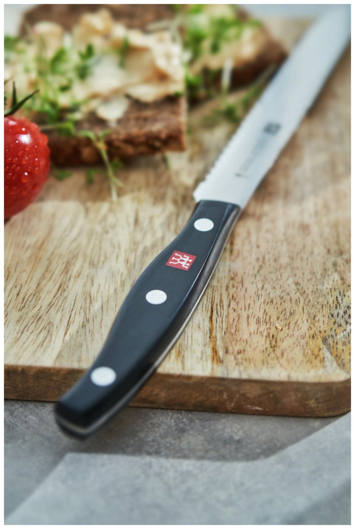 Zwilling Signature Universalmesser 13cm aus Edelstahl mit eisgehärteter FRIODUR Klinge und Griff im Drei-Nieten-Design, freigestellt fotografiert.