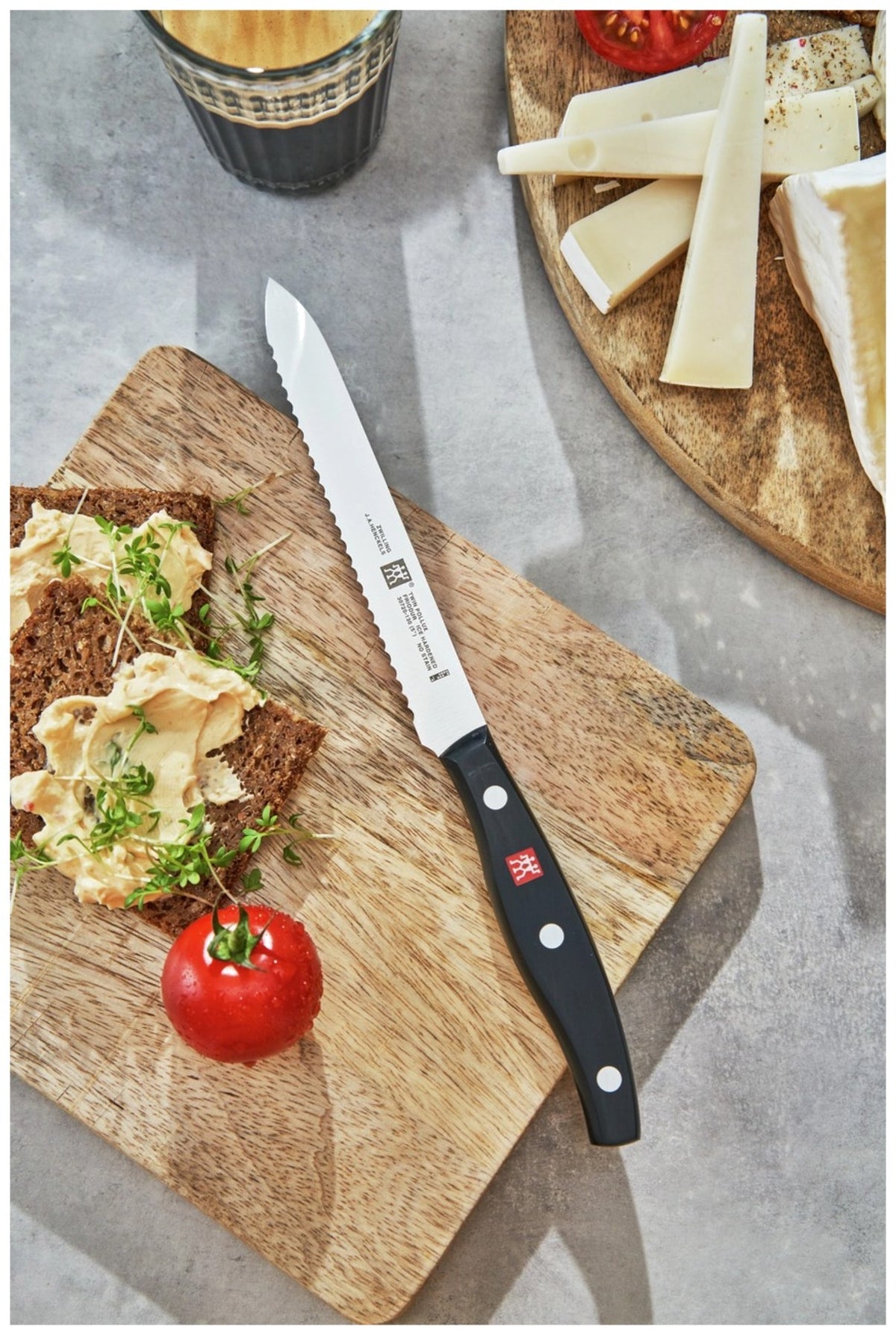 Zwilling Signature Universalmesser 13cm aus Edelstahl mit eisgehärteter FRIODUR Klinge und Griff im Drei-Nieten-Design, freigestellt fotografiert.