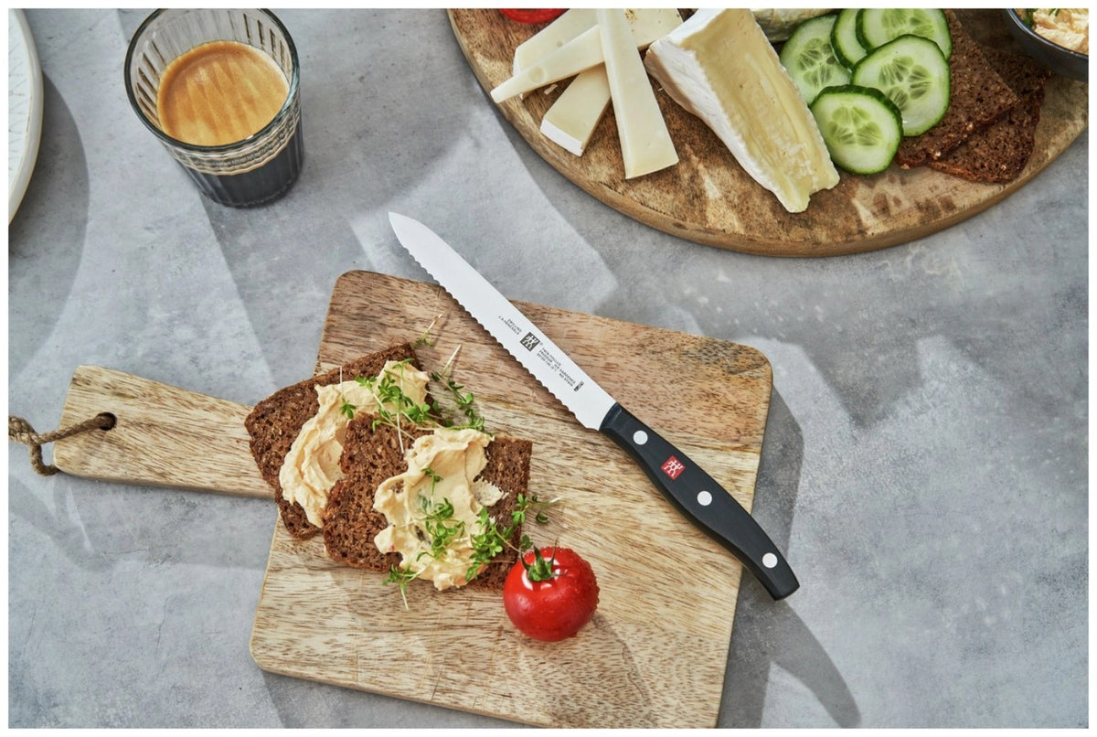 Zwilling Signature Universalmesser 13cm aus Edelstahl mit eisgehärteter FRIODUR Klinge und Griff im Drei-Nieten-Design, freigestellt fotografiert.