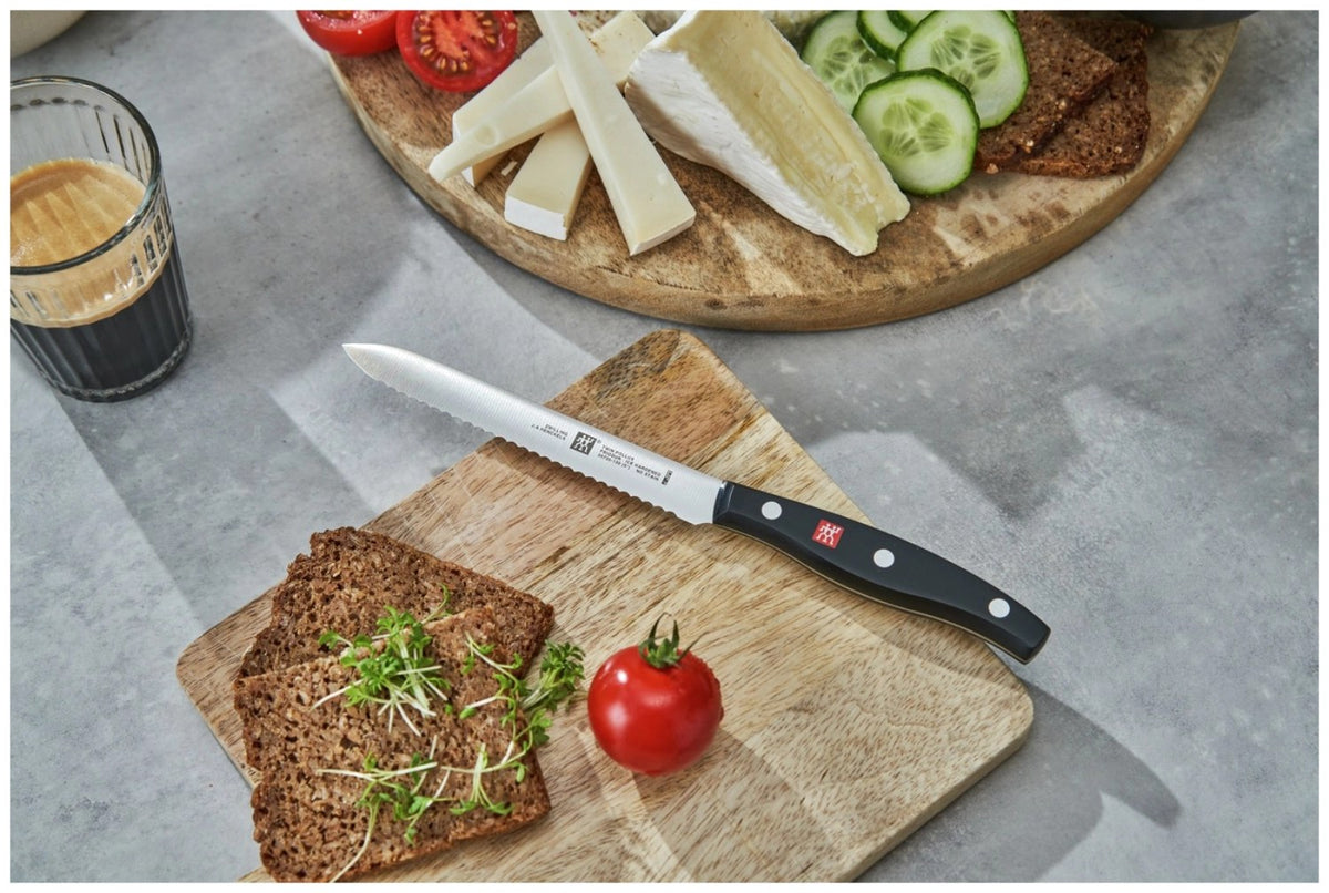 Zwilling Signature Universalmesser 13cm aus Edelstahl mit eisgehärteter FRIODUR Klinge und Griff im Drei-Nieten-Design, freigestellt fotografiert.