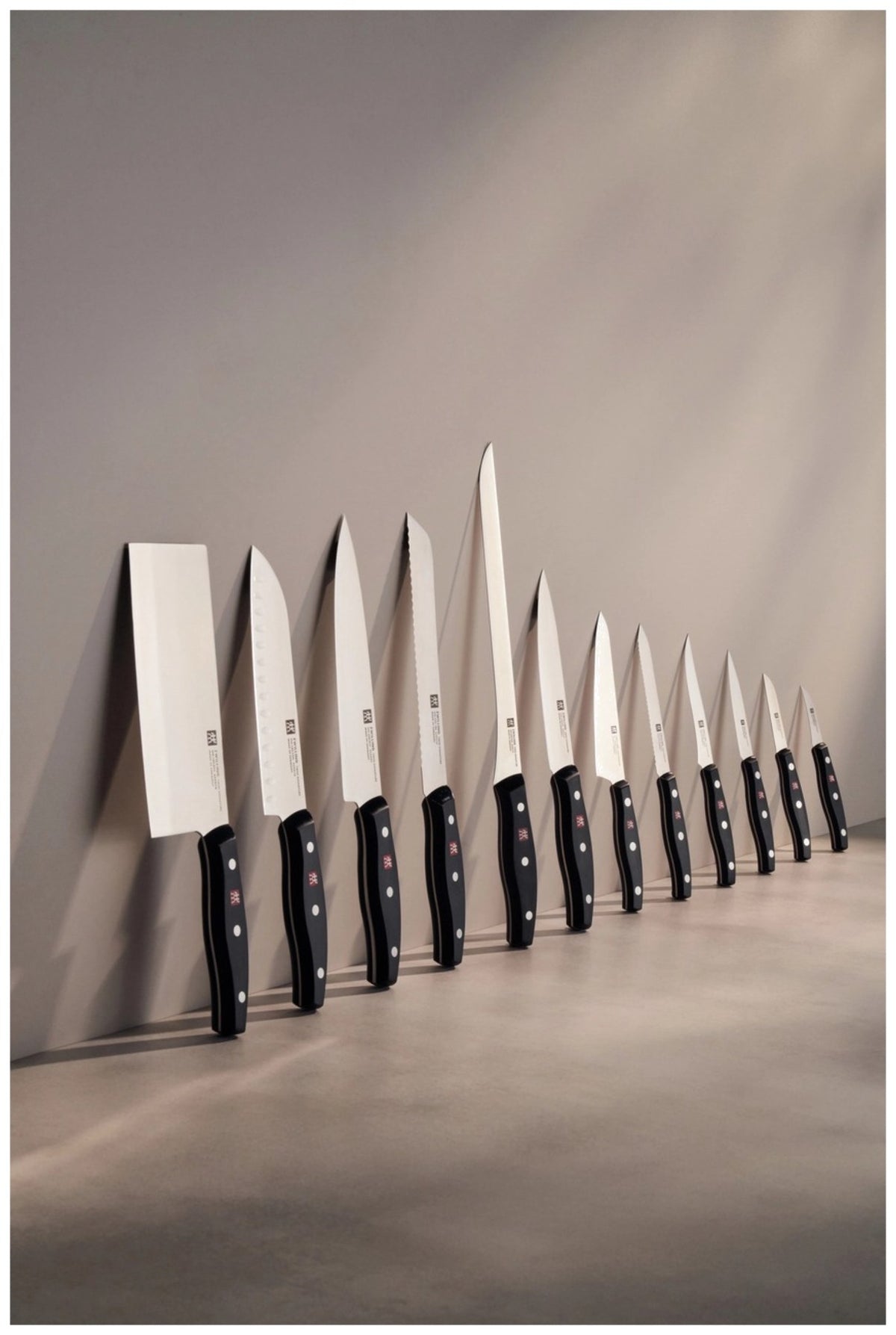 Zwilling Signature Universalmesser 13cm aus Edelstahl mit eisgehärteter FRIODUR Klinge und Griff im Drei-Nieten-Design, freigestellt fotografiert.