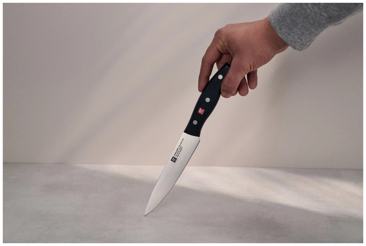 Zwilling Signature Tranchiermesser 16cm aus Edelstahl mit FRIODUR Klinge und Griff im Drei-Nieten-Design, mehrfarbig dargestellt.
