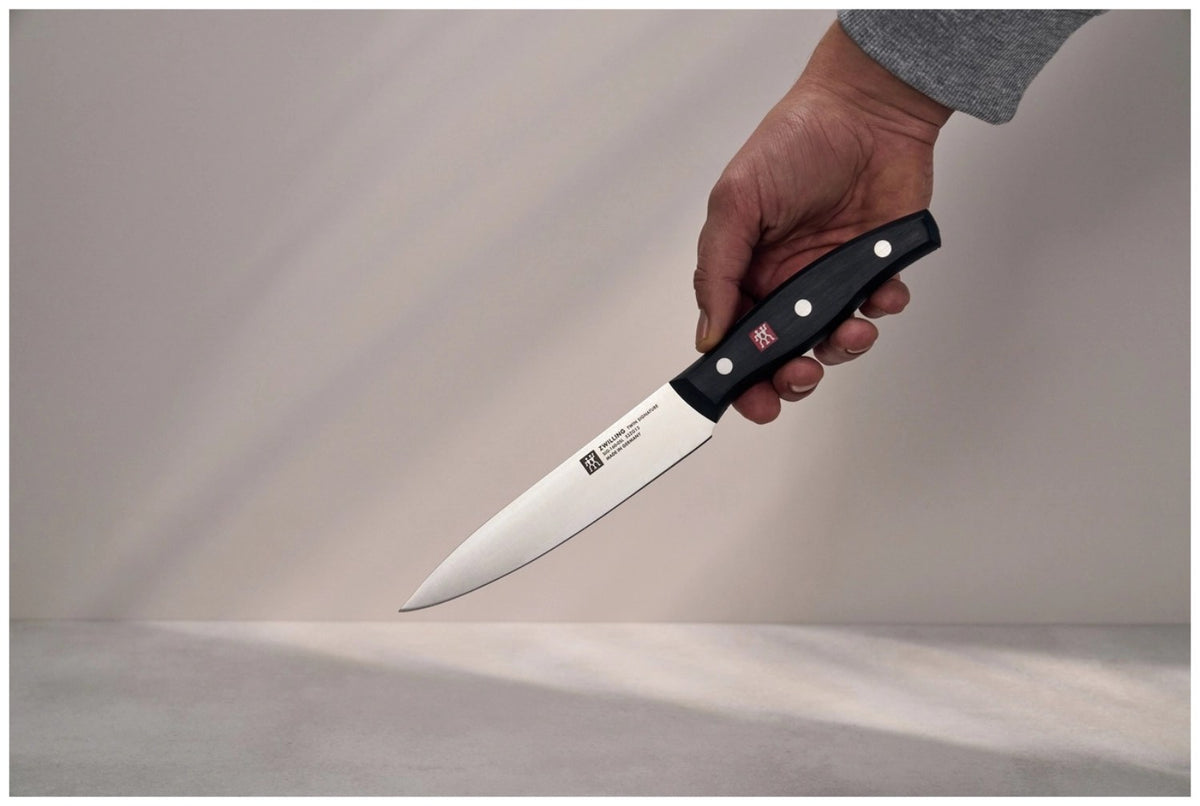 Zwilling Signature Tranchiermesser 16cm aus Edelstahl mit FRIODUR Klinge und Griff im Drei-Nieten-Design, mehrfarbig dargestellt.