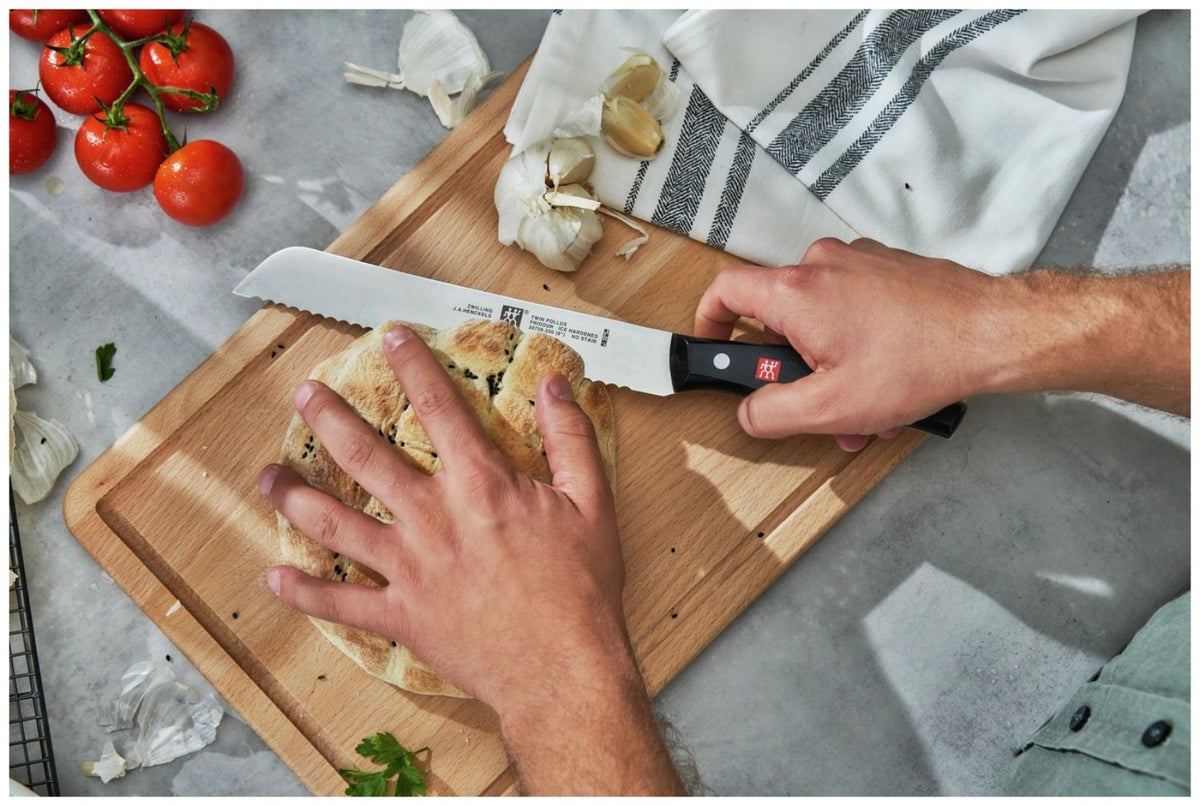 Zwilling Signature Brotmesser mit 20 cm langer Wellenschliff-Klinge aus Edelstahl und ergonomischem Griff im Drei-Nieten-Design, mehrfarbig.