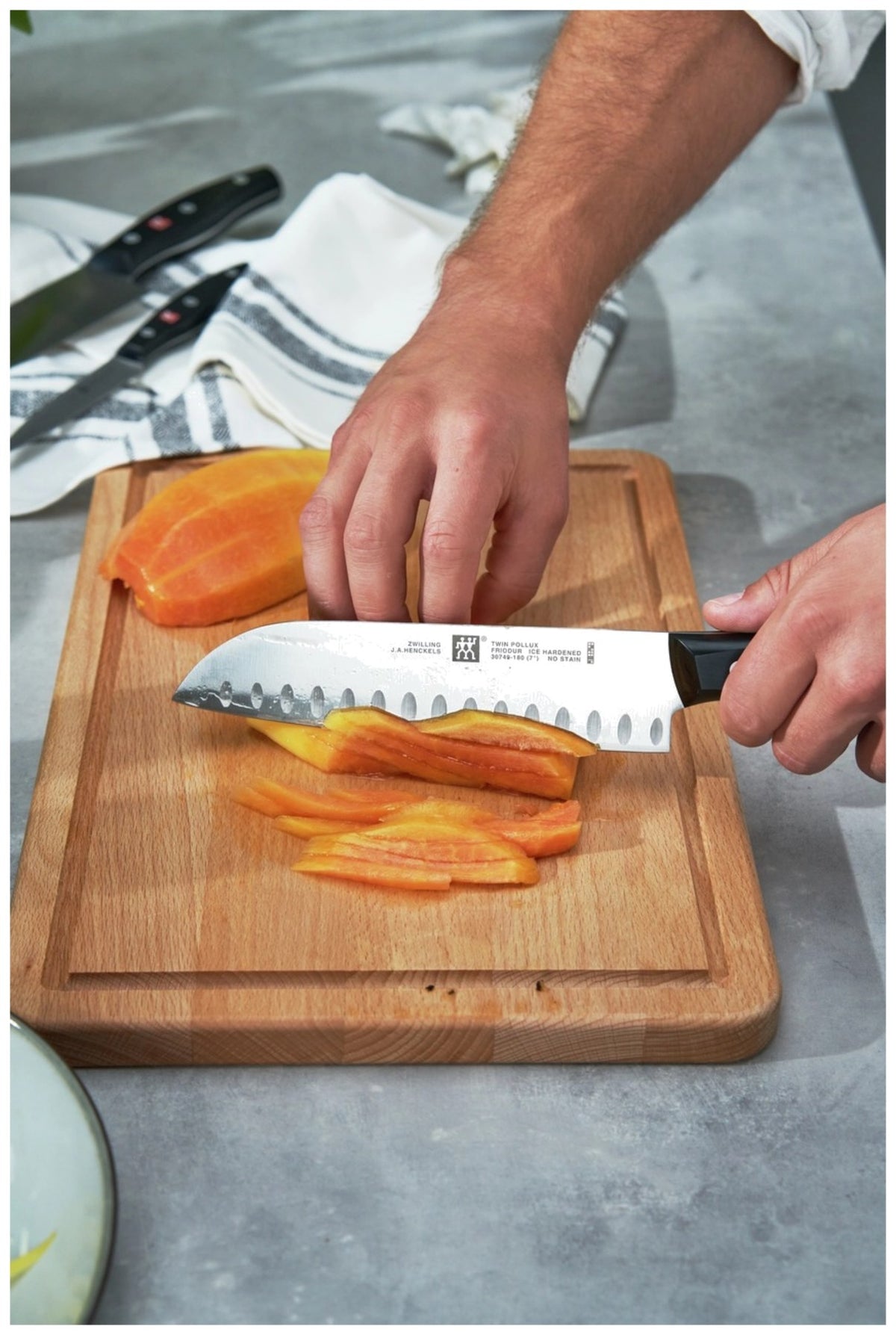Zwilling Signature Santoku Messer mit 18 cm Klinge aus Edelstahl, Griff im Drei-Nieten-Design, mehrfarbig, Ansicht von Klinge und Griff.