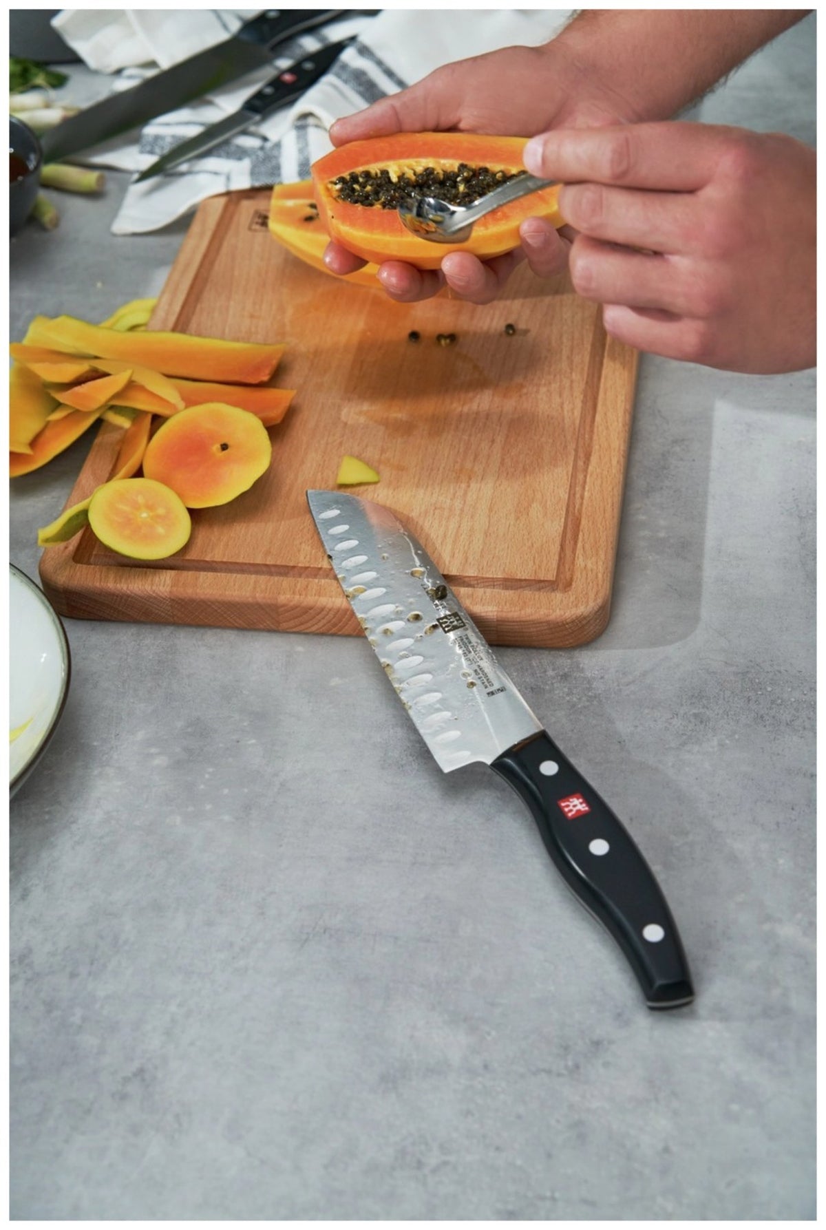 Zwilling Signature Santoku Messer mit 18 cm Klinge aus Edelstahl, Griff im Drei-Nieten-Design, mehrfarbig, Ansicht von Klinge und Griff.