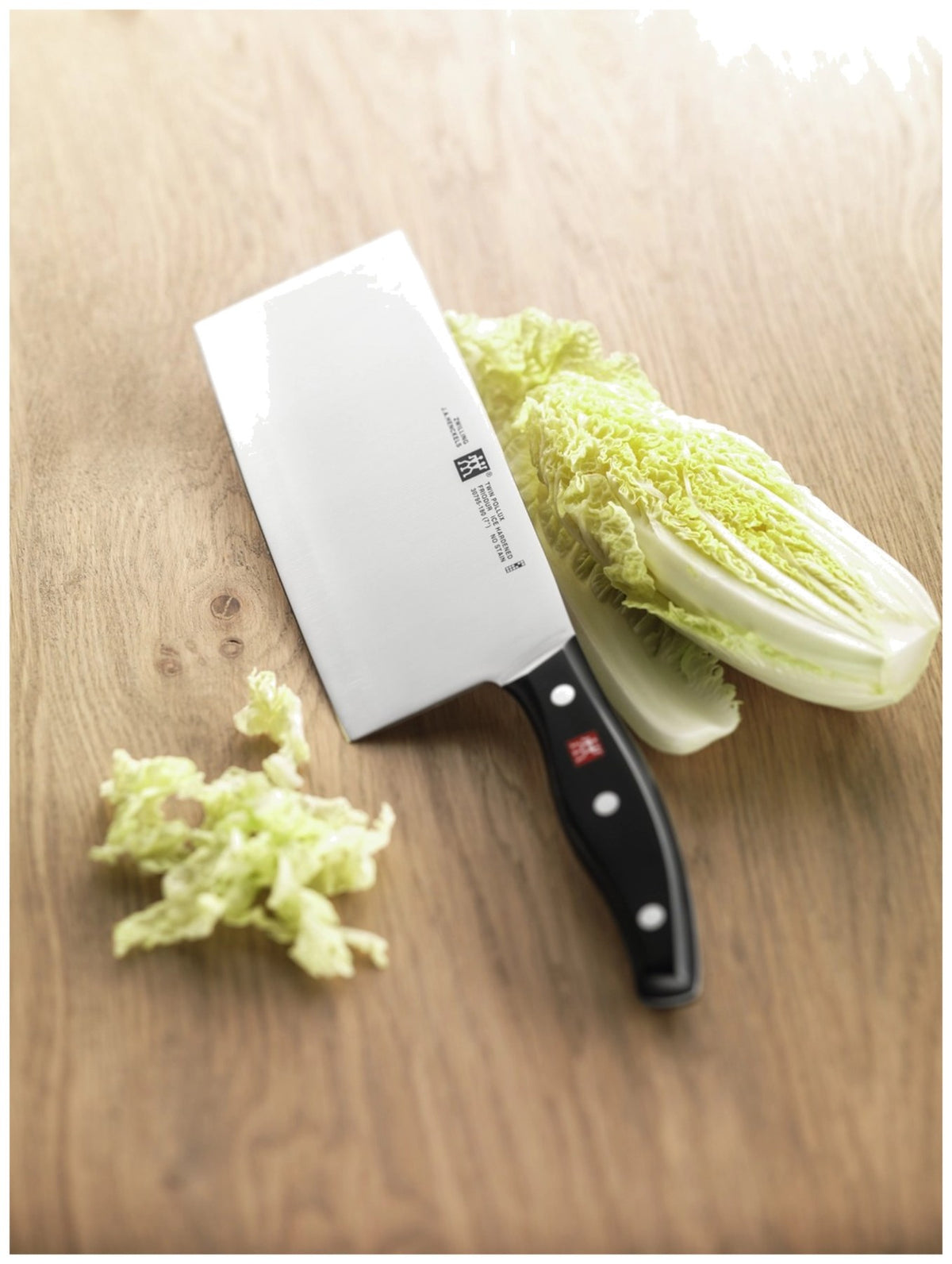 Zwilling Signature Kochmesser mit 18cm hoher Klinge aus Edelstahl, Griff im Drei-Nieten-Design, mehrfarbige Optik, Ansicht von der Seite.