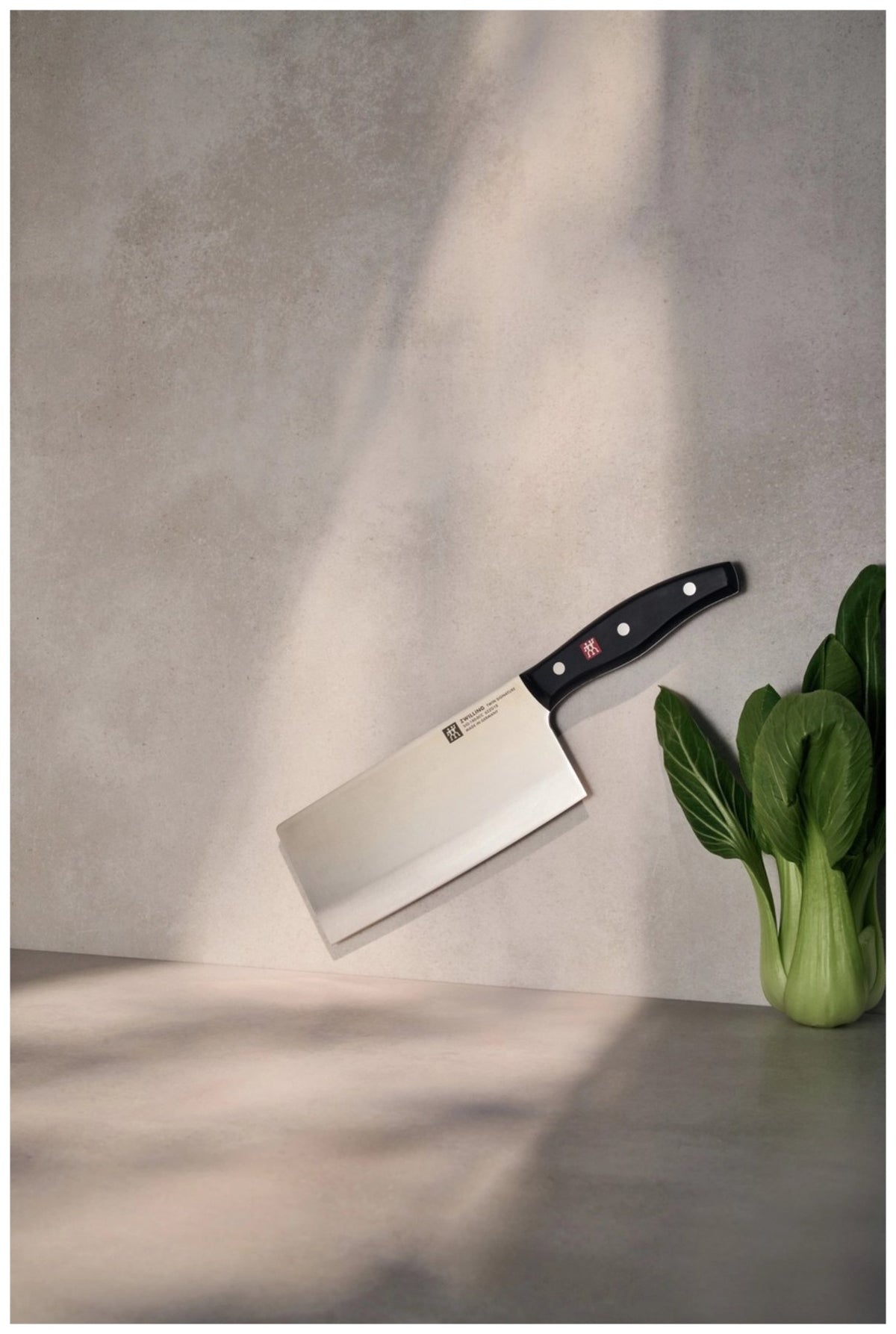 Zwilling Signature Kochmesser mit 18cm hoher Klinge aus Edelstahl, Griff im Drei-Nieten-Design, mehrfarbige Optik, Ansicht von der Seite.