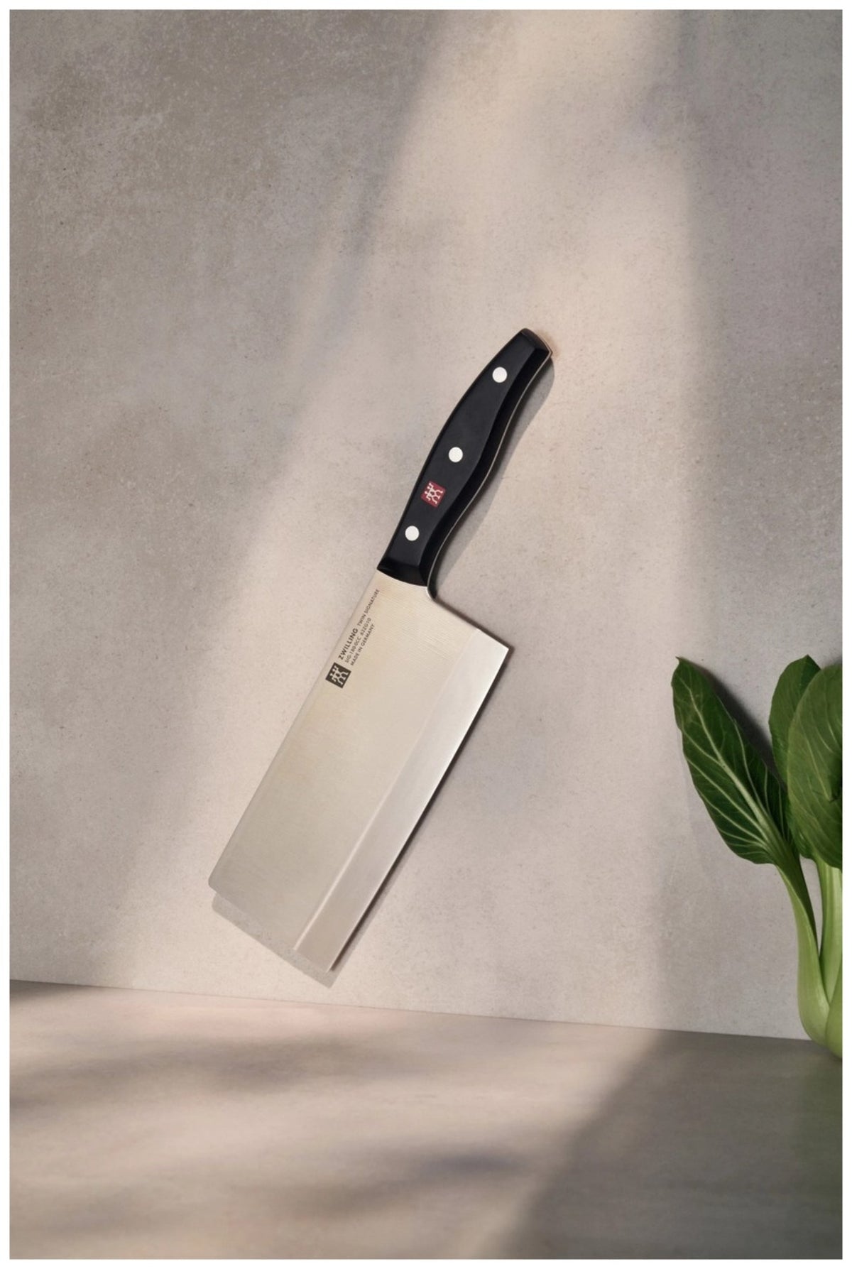 Zwilling Signature Kochmesser mit 18cm hoher Klinge aus Edelstahl, Griff im Drei-Nieten-Design, mehrfarbige Optik, Ansicht von der Seite.