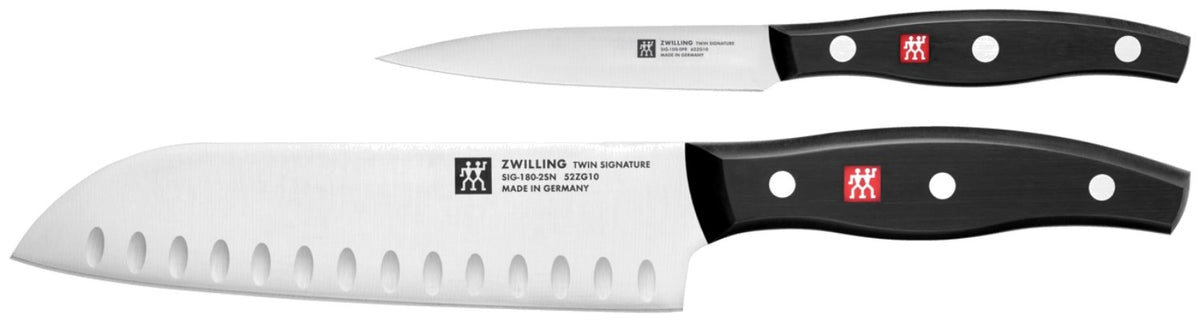 Zwei Küchenmesser von Zwilling: ein Spick- und Garniermesser sowie ein Santokumesser mit Edelstahlklinge und Griff im Drei-Nieten-Design.