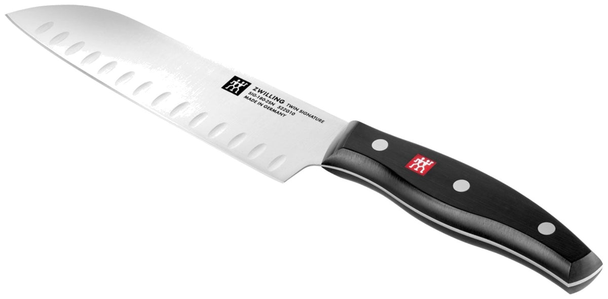 Zwei Küchenmesser von Zwilling: ein Spick- und Garniermesser sowie ein Santokumesser mit Edelstahlklinge und Griff im Drei-Nieten-Design.