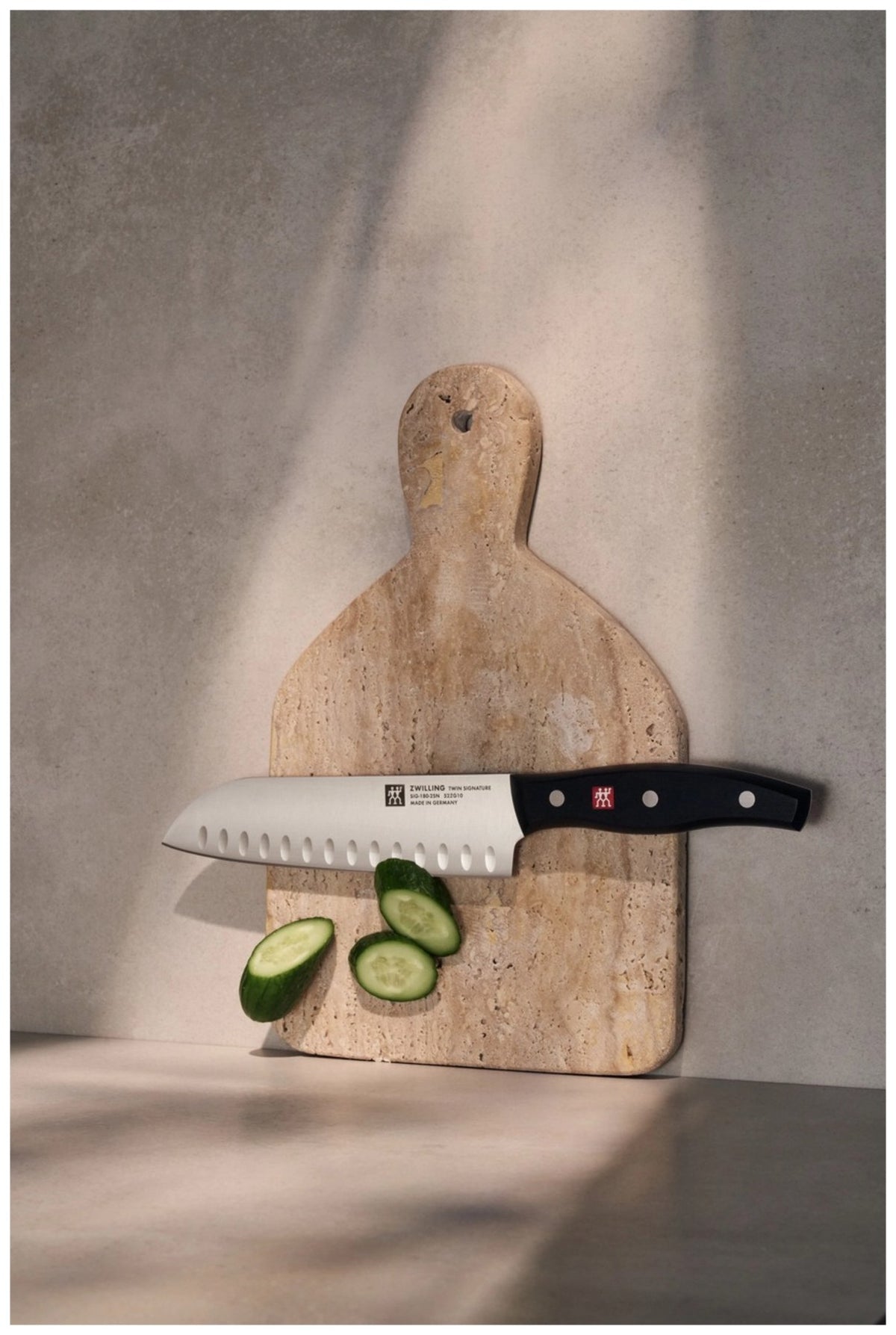 Zwei Küchenmesser von Zwilling: ein Spick- und Garniermesser sowie ein Santokumesser mit Edelstahlklinge und Griff im Drei-Nieten-Design.