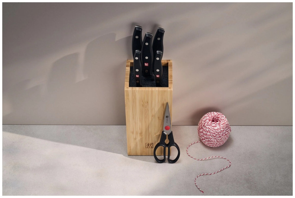 Zwilling Signature Messerblock aus Birkenholz mit fünf Edelstahlmessern, Vielzweckschere und Tranchiermesser, Griffe im Drei-Nieten-Design.