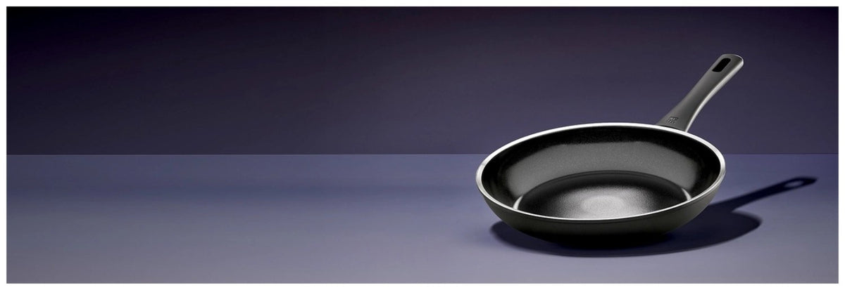 Schwarze Aluminium-Bratpfanne von Zwilling mit 20 cm Durchmesser, Antihaft-Keramikbeschichtung und flachem Induktionsboden.