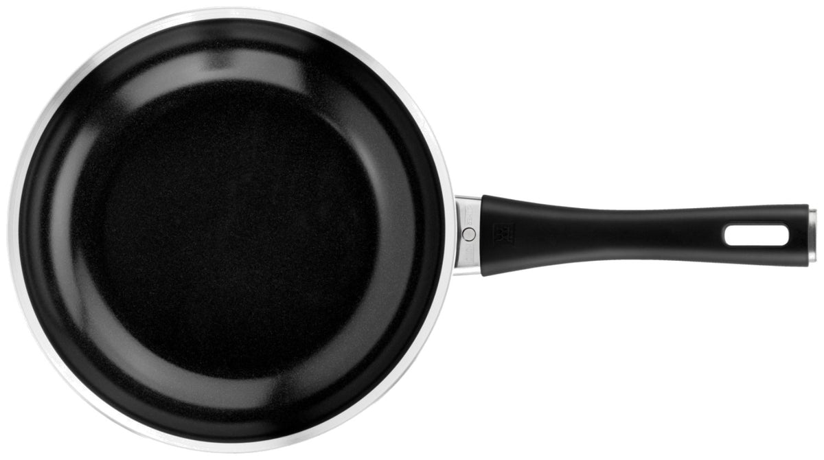 Schwarze Aluminium-Bratpfanne von Zwilling mit 20 cm Durchmesser, Antihaft-Keramikbeschichtung und flachem Induktionsboden.