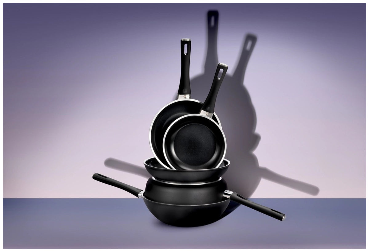 Schwarze Aluminium-Bratpfanne von Zwilling mit 20 cm Durchmesser, Antihaft-Keramikbeschichtung und flachem Induktionsboden.