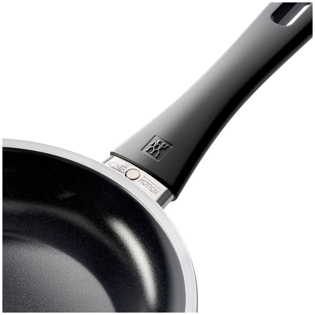 Schwarze Aluminium-Bratpfanne von Zwilling mit 20 cm Durchmesser, Antihaft-Keramikbeschichtung und flachem Induktionsboden.