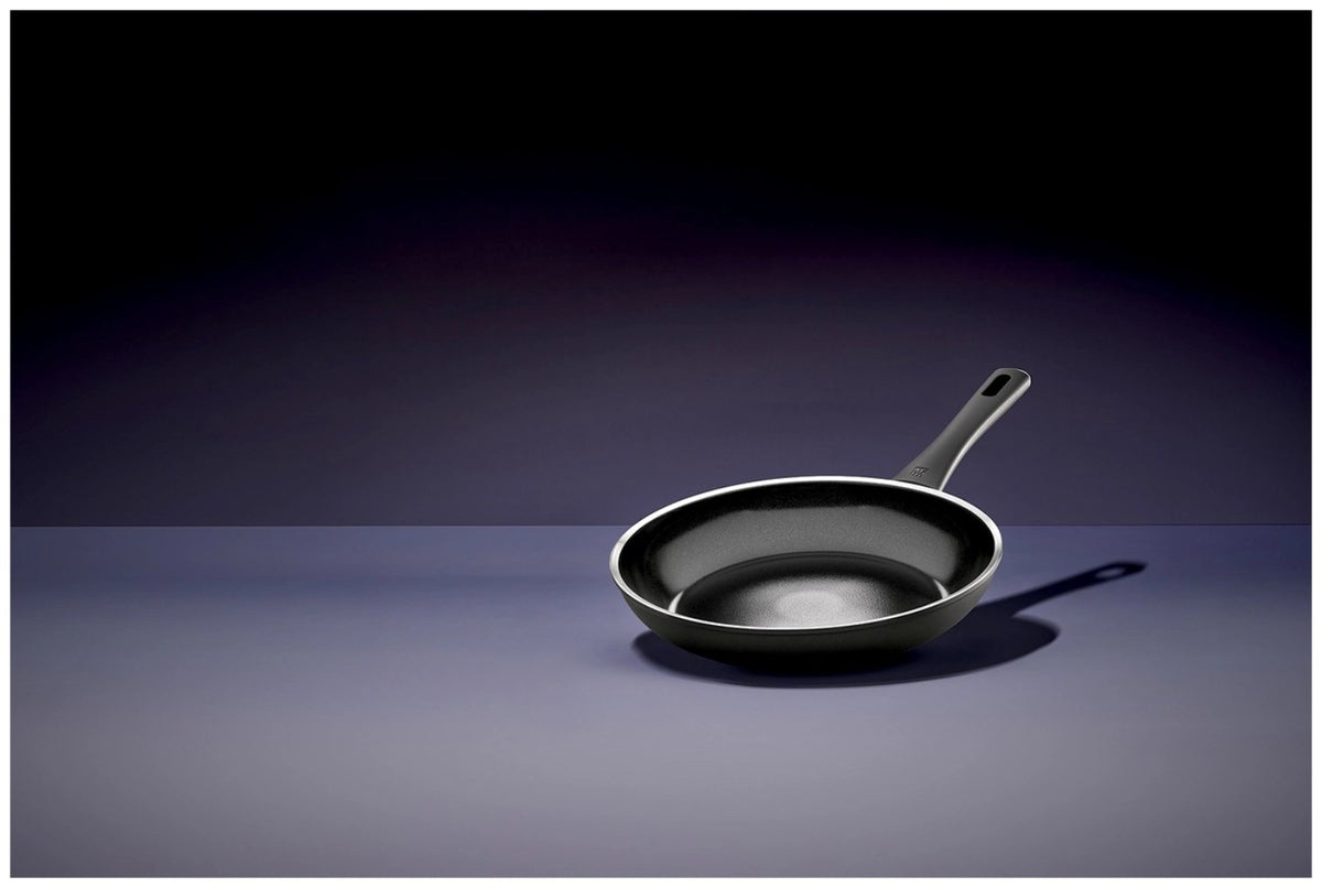 Schwarze Aluminium-Bratpfanne von Zwilling mit 20 cm Durchmesser, Antihaft-Keramikbeschichtung und flachem Induktionsboden.