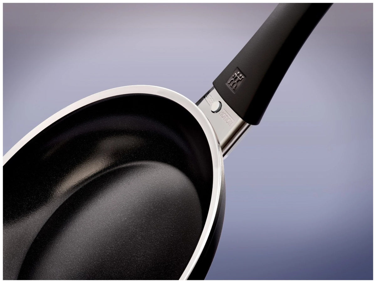 Schwarze Bratpfanne aus Aluminium mit Keramikbeschichtung, rundem Boden und Griff, Modell Lumotion 28cm von Zwilling