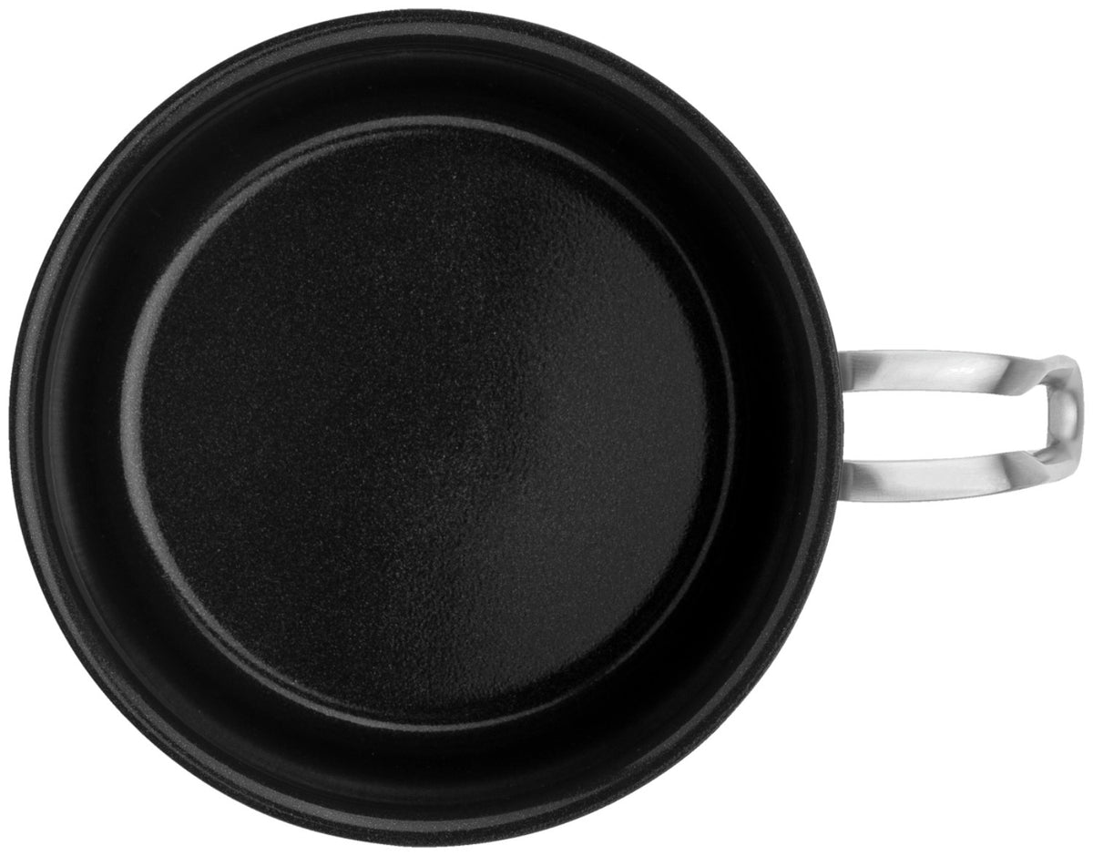 Silberner Milchtopf aus Edelstahl mit Aluminiumkern, Ausgussrand und Stielgriff, Durchmesser 14 cm, auf weissem Hintergrund.